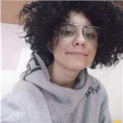 Studentessa che vuole aiutare i bambini incitandoli nell'apprendimento